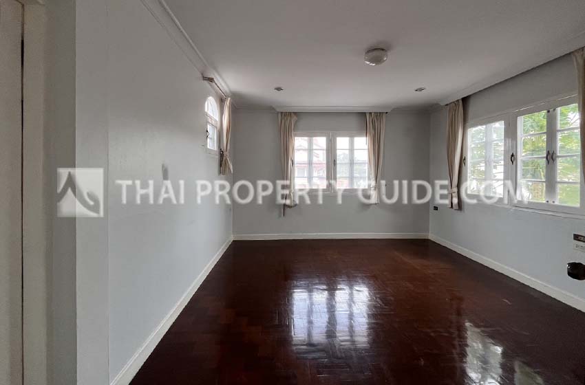 House with Shared Pool in Srinakarin 